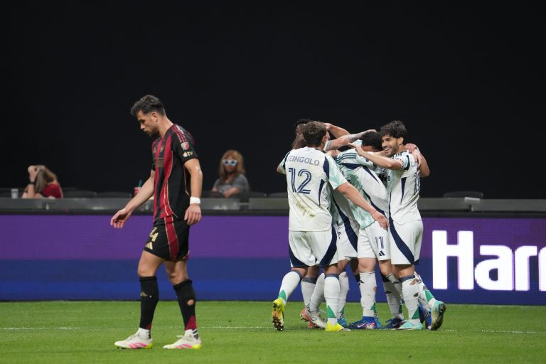 Revolution pega primero de visita y confirma su buen momento.