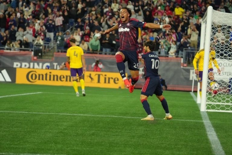 ¡Partidazo y triunfo de los Revs en una noche latina inolvidable!
