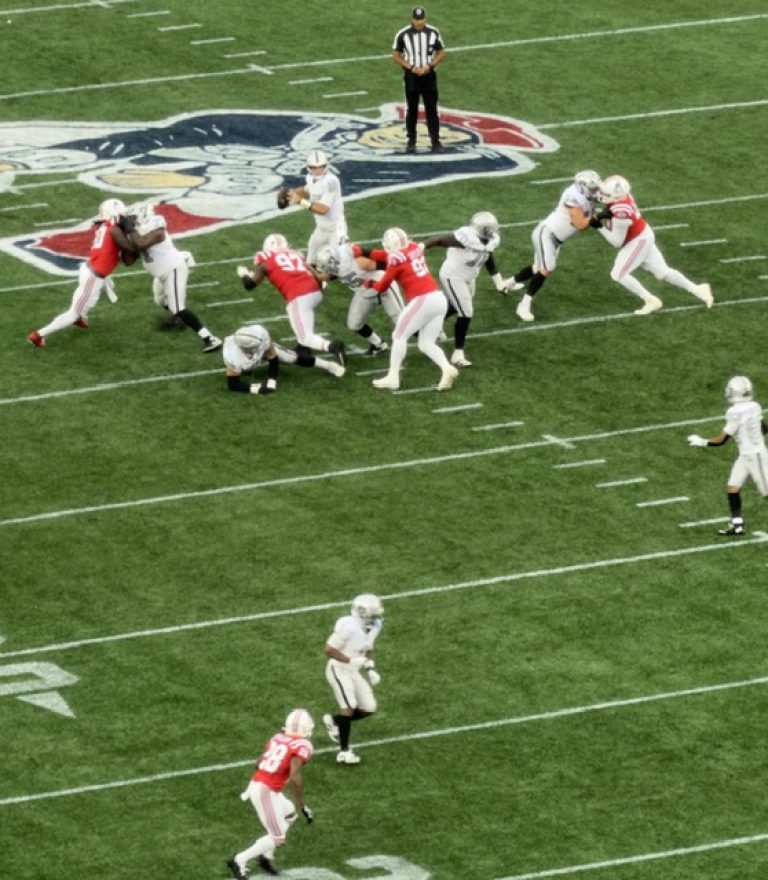 Debutó Fernando Mendoza en la NFL ante los Patriots