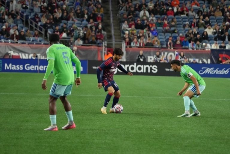 OTRA NOCHE TRISTE PARA LOS REVS: SEATTLE GOLEÓ 3-0 EN FOXBOROUGH Y LOS HIZO CAER AL CUARTO LUGAR